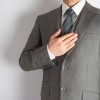 新卒男性ビジネスマンにスーツは何着が理想的？お手入れのポイントも紹介